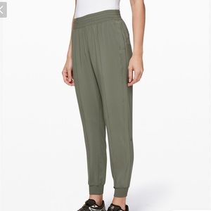 Like New LULULEMON wanderer jogger Sage sz 4